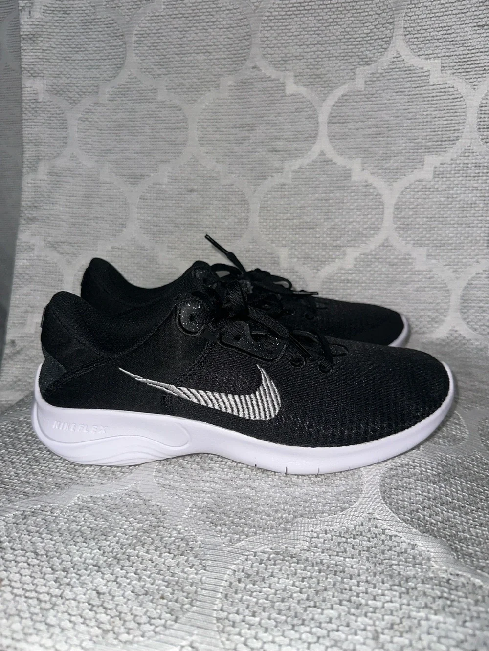 Nike Flex Experience Run 11 Black White Silver Running Shoes Women's Size 7.5 - Picture 1 of 8